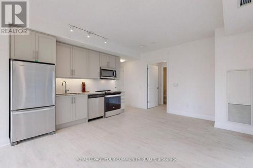 402 - 20 Gatineau Drive, Vaughan, ON - Indoor Photo Showing Kitchen