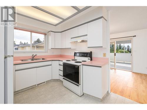 415 Canyon Street, Creston, BC - Indoor Photo Showing Kitchen With Double Sink