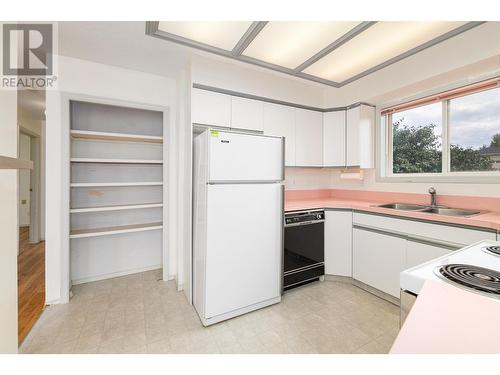 415 Canyon Street, Creston, BC - Indoor Photo Showing Kitchen With Double Sink