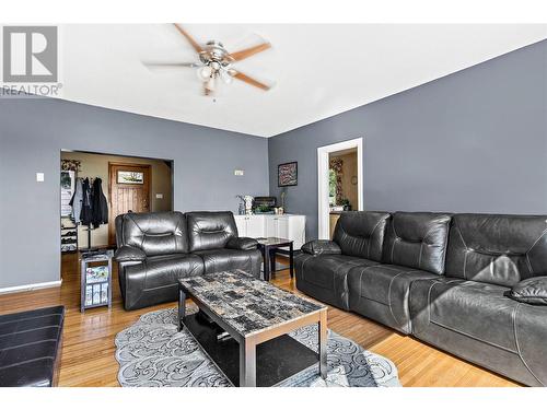 5931 40 Street Nw, Salmon Arm, BC - Indoor Photo Showing Living Room