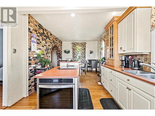 5931 40 Street Nw, Salmon Arm, BC - Indoor Photo Showing Kitchen With Double Sink