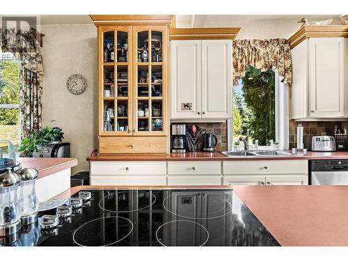 5931 40 Street Nw, Salmon Arm, BC - Indoor Photo Showing Kitchen With Double Sink