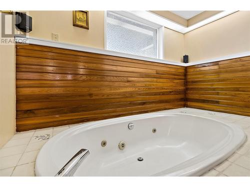 5931 40 Street Nw, Salmon Arm, BC - Indoor Photo Showing Bathroom