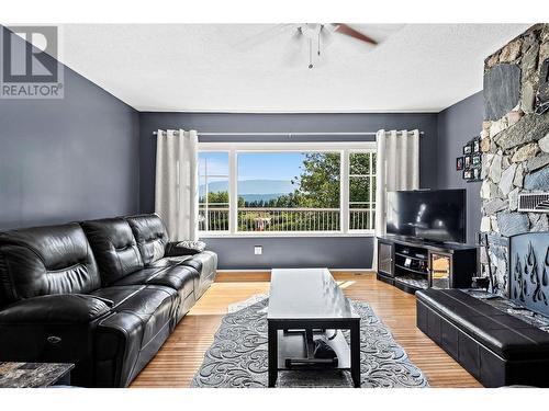 5931 40 Street Nw, Salmon Arm, BC - Indoor Photo Showing Living Room