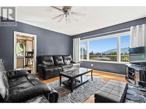 5931 40 Street Nw, Salmon Arm, BC - Indoor Photo Showing Living Room