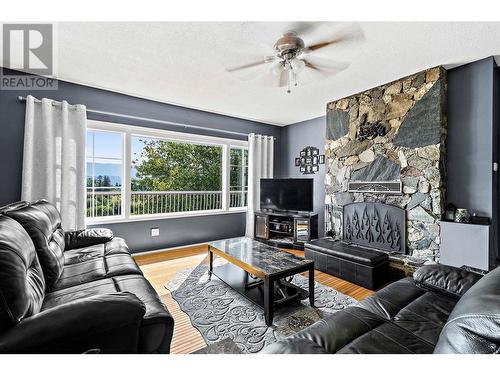 5931 40 Street Nw, Salmon Arm, BC - Indoor Photo Showing Living Room