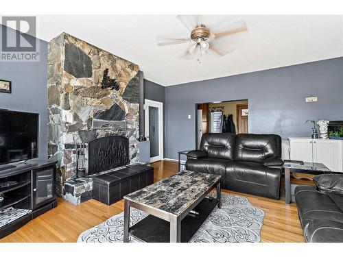 5931 40 Street Nw, Salmon Arm, BC - Indoor Photo Showing Living Room