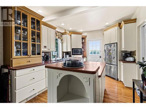 5931 40 Street Nw, Salmon Arm, BC - Indoor Photo Showing Kitchen