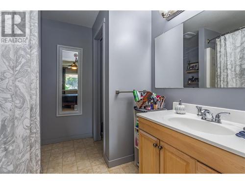 2095 Rose Tree Road, West Kelowna, BC - Indoor Photo Showing Bathroom