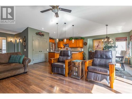 2095 Rose Tree Road, West Kelowna, BC - Indoor Photo Showing Living Room