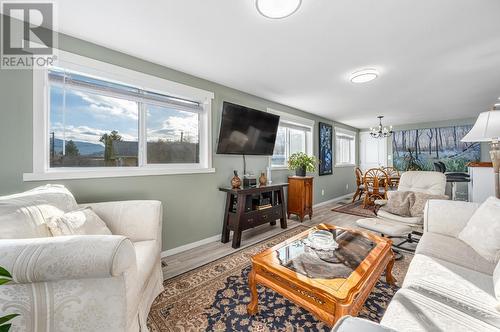 7040 Savona Access Rd, Kamloops, BC - Indoor Photo Showing Living Room