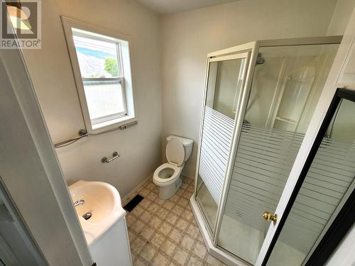 7040 Savona Access Rd, Kamloops, BC - Indoor Photo Showing Bathroom