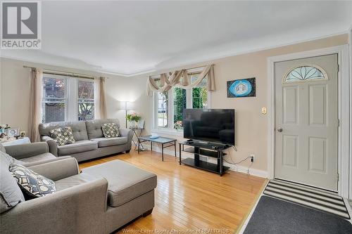 1418 Pillette Road, Windsor, ON - Indoor Photo Showing Living Room