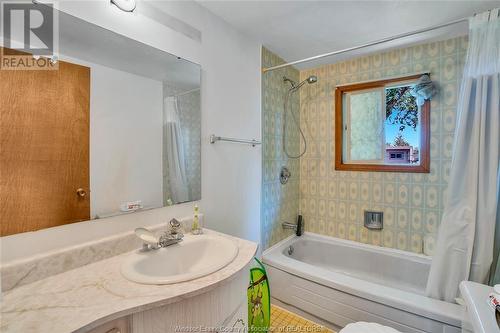 1418 Pillette Road, Windsor, ON - Indoor Photo Showing Bathroom