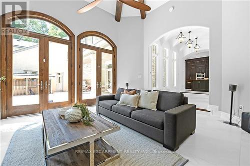 2642 Bluffs Way, Burlington, ON - Indoor Photo Showing Living Room