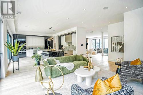 4 Burleigh Heights Drive, Toronto, ON - Indoor Photo Showing Living Room