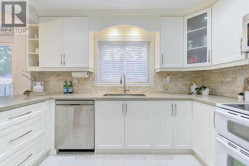 358 Woodlawn Crescent, Milton (Bronte Meadows), ON - Indoor Photo Showing Kitchen With Upgraded Kitchen