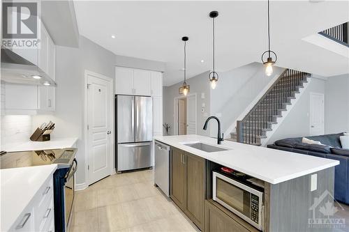 649 Parade Drive, Stittsville, ON - Indoor Photo Showing Kitchen With Upgraded Kitchen