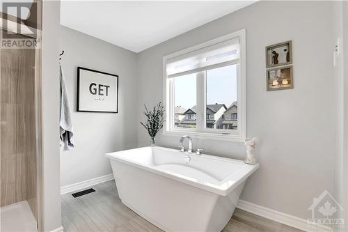 649 Parade Drive, Stittsville, ON - Indoor Photo Showing Bathroom