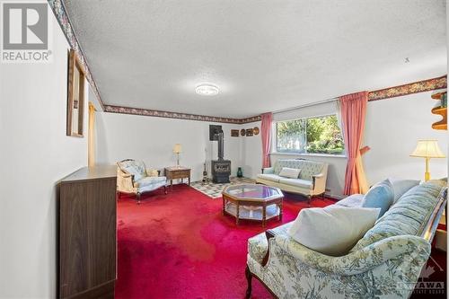 132 Martin Street, Richmond, ON - Indoor Photo Showing Living Room