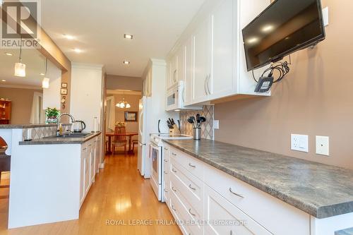 32 Vincent Crescent, London, ON - Indoor Photo Showing Kitchen