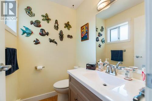 2052 Atkinson Street, Penticton, BC - Indoor Photo Showing Bathroom