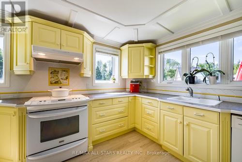 21750 Brunon Avenue, Scugog (Port Perry), ON - Indoor Photo Showing Kitchen