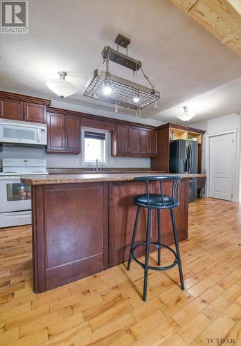 137 Elm St S, Timmins, ON - Indoor Photo Showing Kitchen