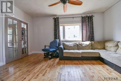 137 Elm St S, Timmins, ON - Indoor Photo Showing Living Room