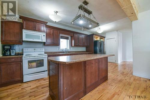 137 Elm St S, Timmins, ON - Indoor Photo Showing Kitchen