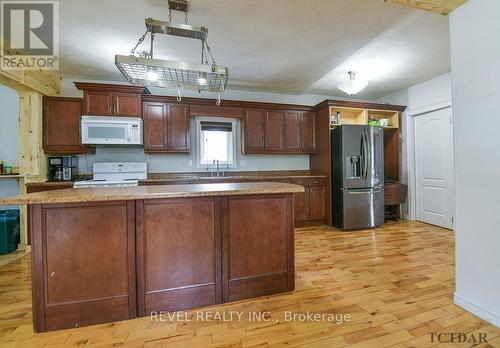 137 Elm Street S, Timmins (Timmins South - East), ON - Indoor Photo Showing Kitchen With Double Sink