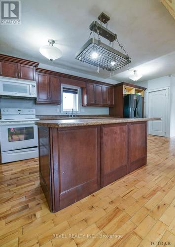 137 Elm Street S, Timmins (Timmins South - East), ON - Indoor Photo Showing Kitchen