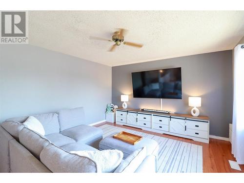 115 Phoenix Avenue, Penticton, BC - Indoor Photo Showing Living Room