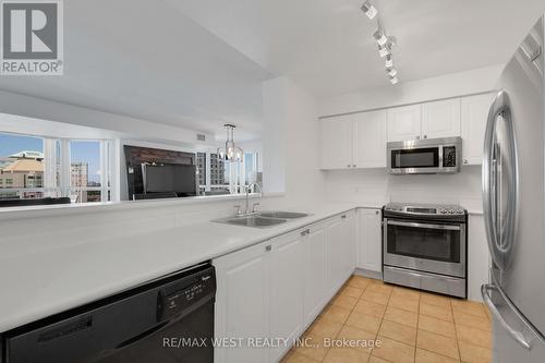 1 - 1 Lee Centre Drive, Toronto (Woburn), ON - Indoor Photo Showing Kitchen With Double Sink