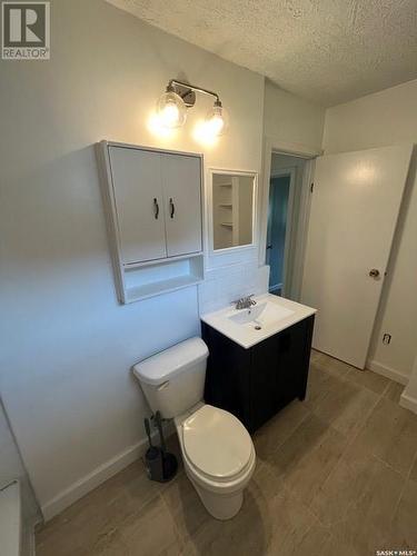 652 102Nd Street, North Battleford, SK - Indoor Photo Showing Bathroom