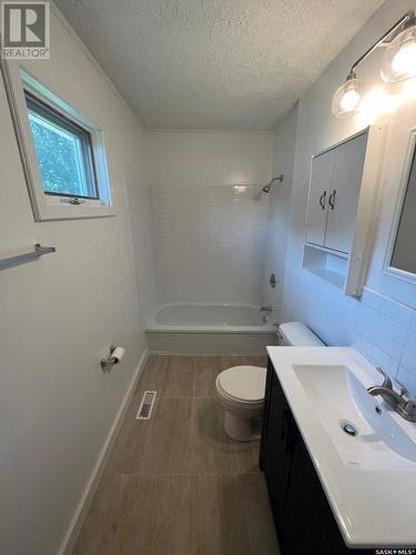 652 102Nd Street, North Battleford, SK - Indoor Photo Showing Bathroom