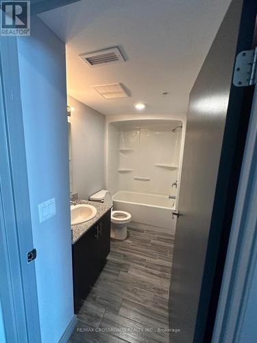 B03 - 275 Larch Street, Waterloo, ON - Indoor Photo Showing Bathroom