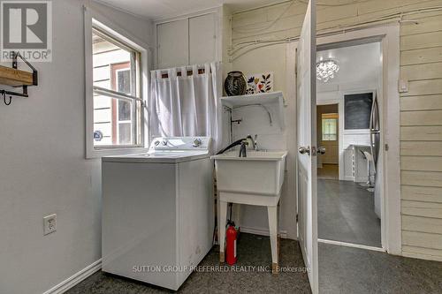 90 Delaware Street, London, ON - Indoor Photo Showing Laundry Room