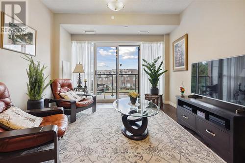 301 - 400 William Graham Drive, Aurora, ON - Indoor Photo Showing Living Room