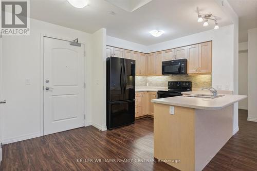 101 - 400 William Graham Drive, Aurora, ON - Indoor Photo Showing Kitchen