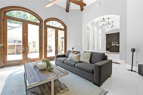 2642 Bluffs Way, Burlington, ON - Indoor Photo Showing Living Room