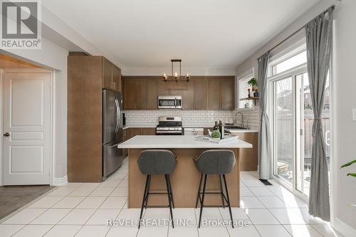 18 Jackson Drive, New Tecumseth, ON - Indoor Photo Showing Kitchen With Upgraded Kitchen