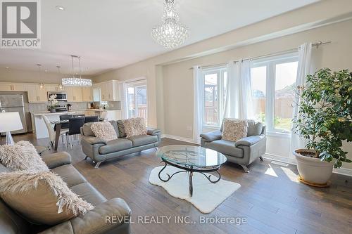 13 Cinnamon Street, Thorold, ON - Indoor Photo Showing Living Room