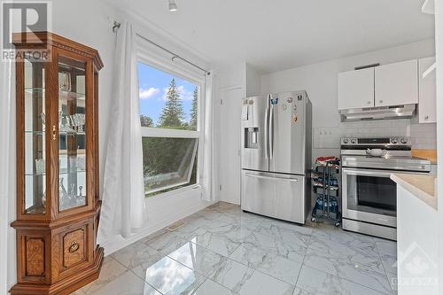 30 Carmichael Court, Ottawa, ON - Indoor Photo Showing Kitchen