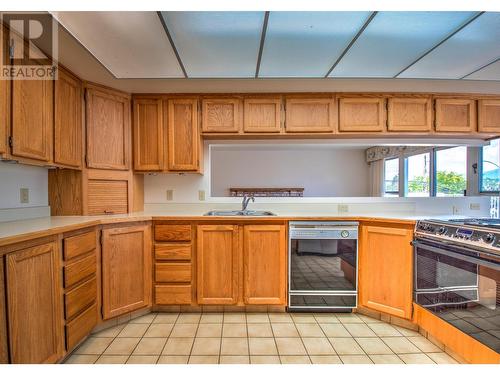 8109 Kalview Drive, Vernon, BC - Indoor Photo Showing Kitchen With Double Sink