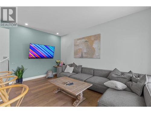 1846 Viewpoint Crescent, Kelowna, BC - Indoor Photo Showing Living Room