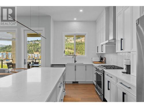 1846 Viewpoint Crescent, Kelowna, BC - Indoor Photo Showing Kitchen With Upgraded Kitchen