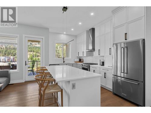 1846 Viewpoint Crescent, Kelowna, BC - Indoor Photo Showing Kitchen With Upgraded Kitchen