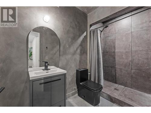 1846 Viewpoint Crescent, Kelowna, BC - Indoor Photo Showing Bathroom