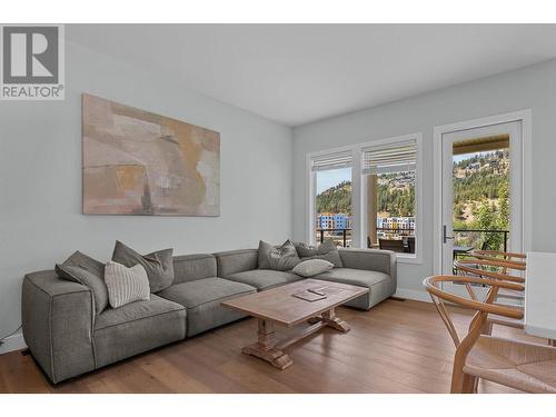 1846 Viewpoint Crescent, Kelowna, BC - Indoor Photo Showing Living Room